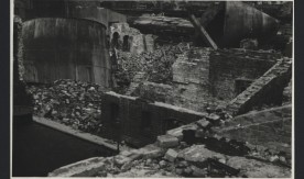 Wieża ciśnień i magazyn filialny przy parowozowni. 31 lipca 1945 r.
